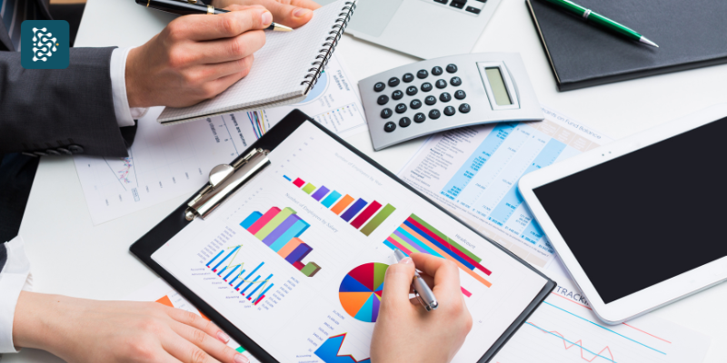 gestores de saúde analisando gráficos