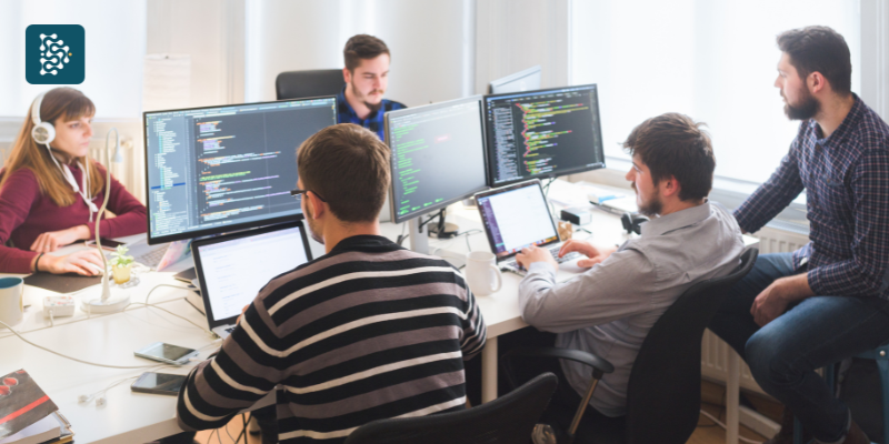 equipe de TI desenvolvendo software para gestão de clínicas e gestão de hospitais