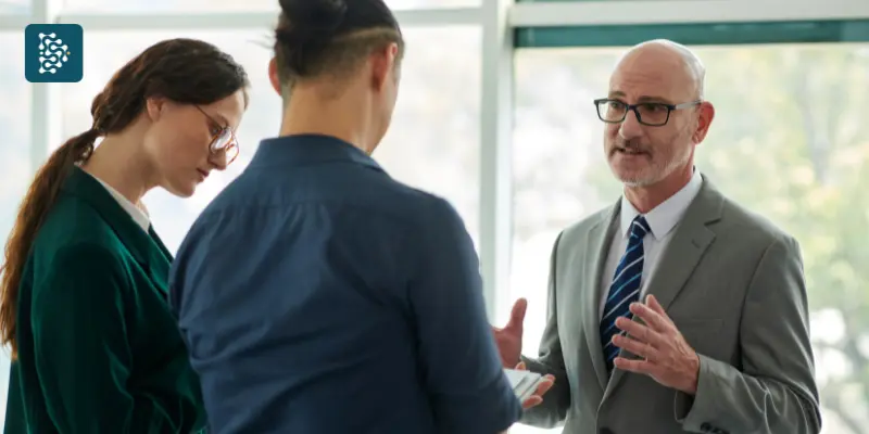 Gestores e diretores analisando processos de governança clínica na gestão de hospitais com apoio do sistema Datasigh.