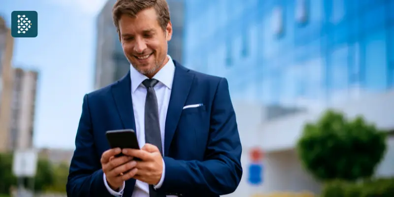 empresário olhando celular ao consultar dados pelo aplicativo datasigh