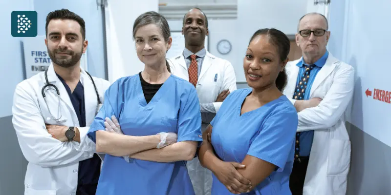 equipe hospitalar composta por médicos, efermérios e técnicos de enfermagem