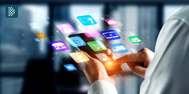 Médico usando smartphone com aplicativos flutuantes