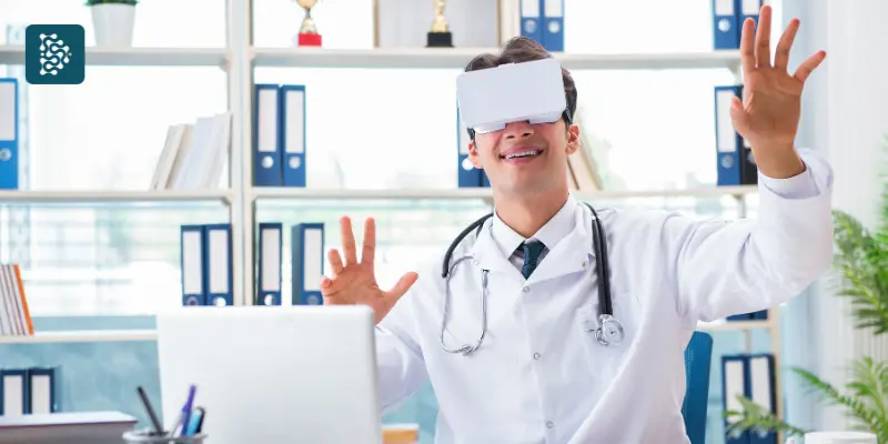 Médico utilizando óculos de realidade virtual para simulação clínica em ambiente hospitalar