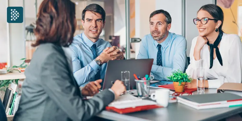 Reunião de gestores hospitalares discutindo canais de atendimento integrados.