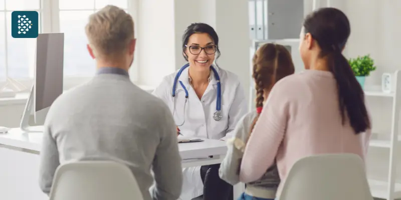 médica pediatra no consultório atendendo casal com criança para fidelização e pós-venda
