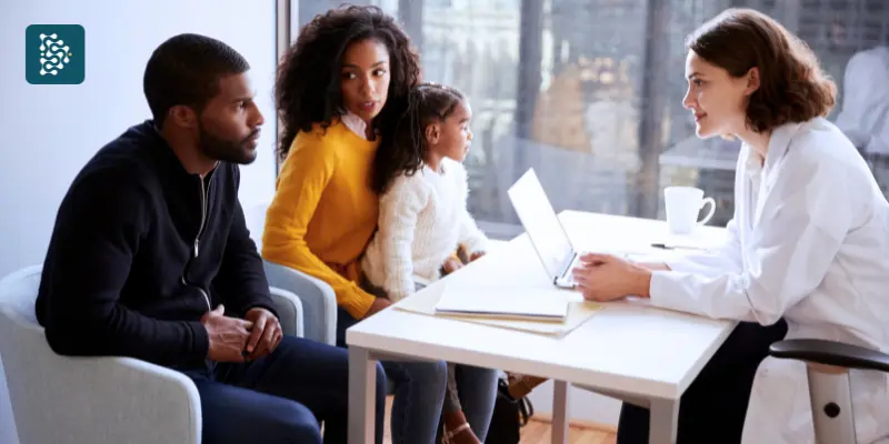 família conversando com pediatra que usa ia generativa datasigh para transcrever consulta