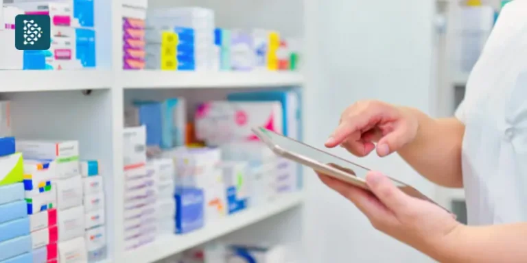 farmacêutica avaliando estoque de medicamentos na farmácia hospitalar