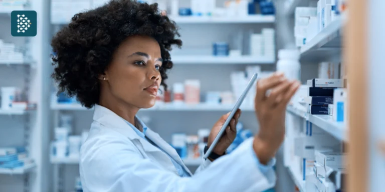 farmacêutica verifica estoque de remédios na farmácia hospitalar