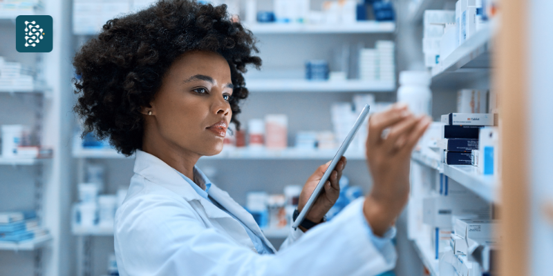 farmacêutica verifica estoque de remédios na farmácia hospitalar