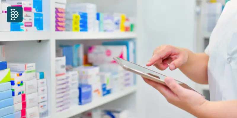 farmacêutica avaliando estoque de medicamentos na farmácia hospitalar