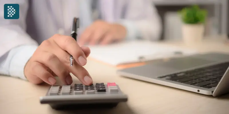 médico usando calculadora para fazer mensuração financeira das perdas provocadas por glosas