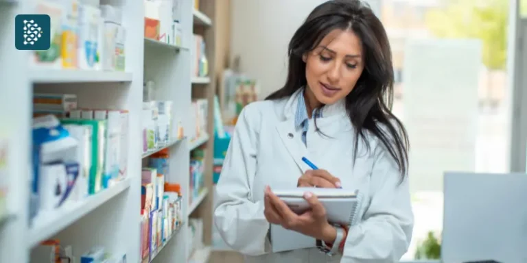 Gestão de estoque de medicamentos em clínica, com farmacêutica de jaleco branco fazendo anotações em estoque de remédios e insumos hospitalares, com apoio do sistema Datasigh.