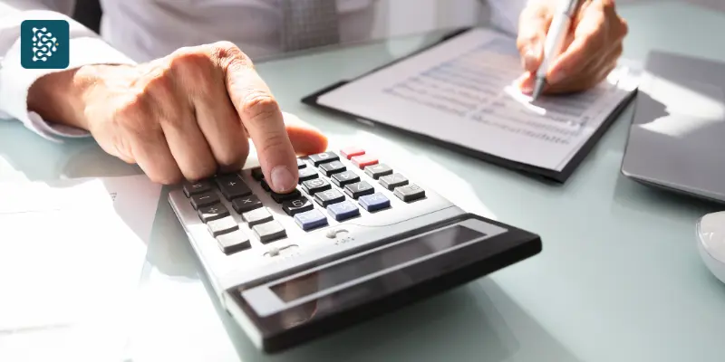 Gestão de Faturamento - mão de homem em uma calculadora