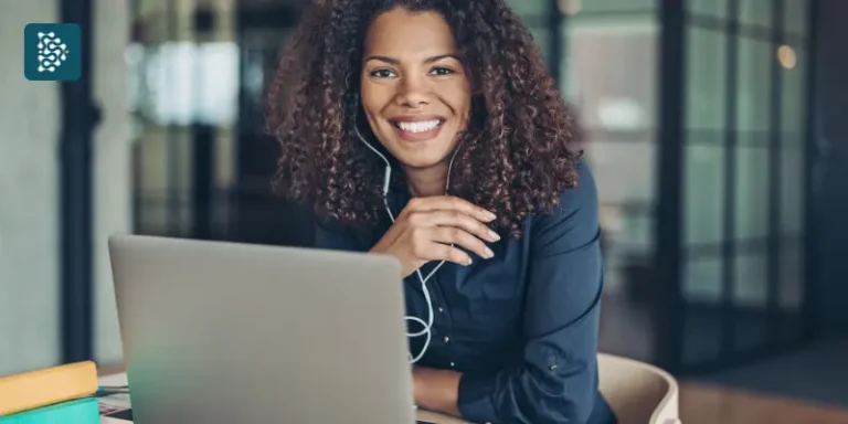 recepcionista de clínica conferindo agendamento online