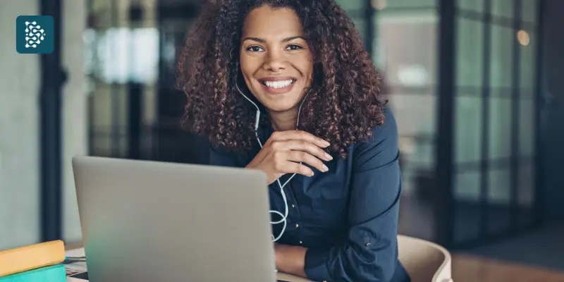 recepcionista de clínica conferindo agendamento online