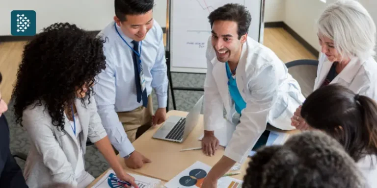 Médico e gestores traçando estratégia de gestão de pessoas para motivar equipes de Saúde