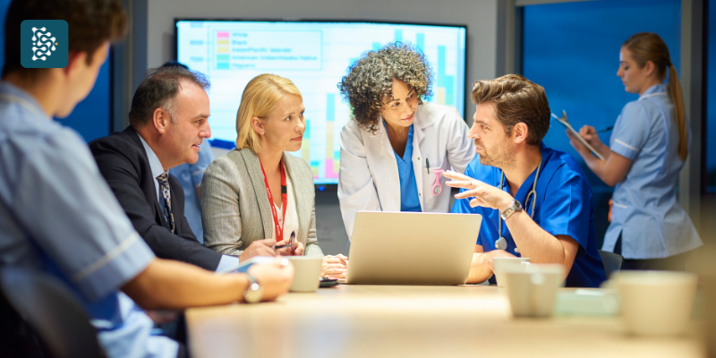 diretoria de um hospital analisando dados gerados pelo Business Intelligence (BI)