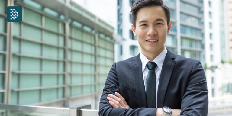 executivo diretor de hospital em frente a entrada da clinica