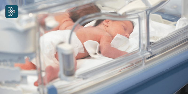recém-nascido em incubadora na uti pediátrica de hospital infantil