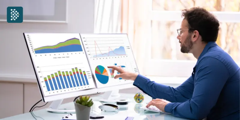 Gestor analisando dados em relatório digital no computador, representando a medicina preditiva e a gestão em saúde com o sistema hospitalar Datasigh.