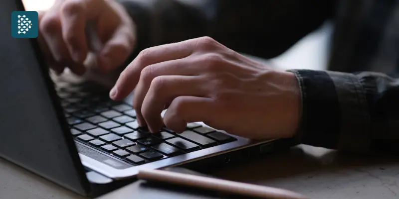 gestor de saúde acessando Soluções em Nuvem para a Área da Saúde