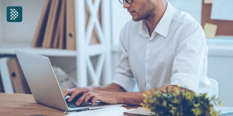 Gestor analisando processos de governança clínica na gestão de hospitais com apoio do sistema Datasigh.