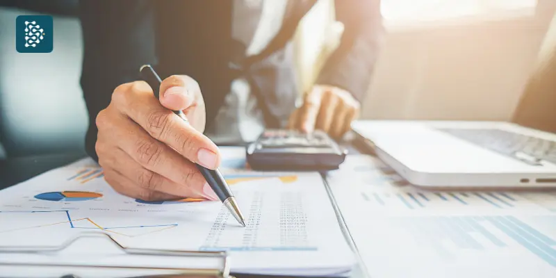 Consultor de negócios analisando gráfico de painel financeiro de um hospital integrado ao sistema ERP Datasigh