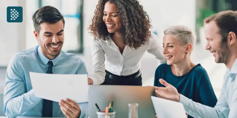 Gestores e diretores analisando processos de governança clínica na gestão de hospitais com apoio do sistema Datasigh.