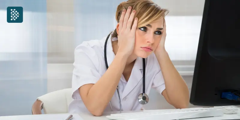 médica com cara de preocupado, com a mão na cabeça, ao ver número de glosas medicas 