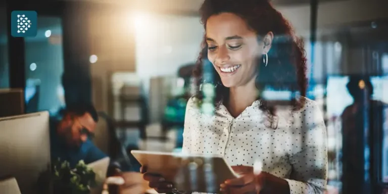 Mulher negra com tablet, simbolizando HealthTechs e transformação digital na saúde em clínicas e hospitais.