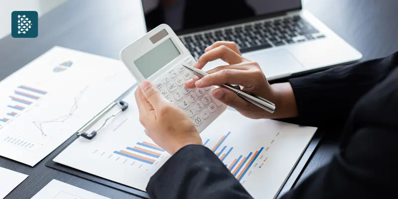 homem conferindo boletos de gestão financeira