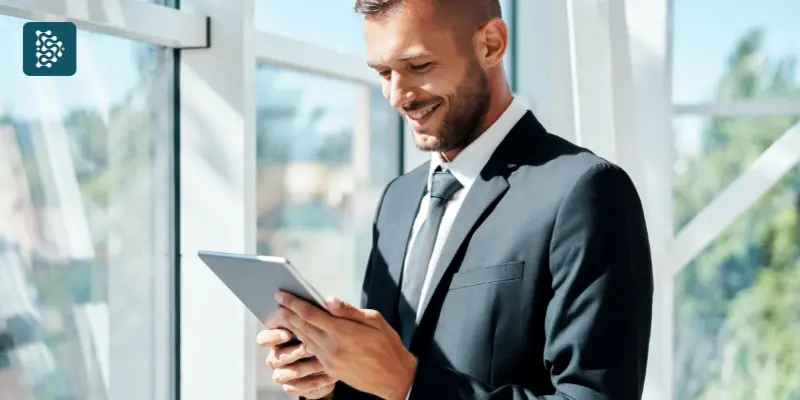 homem jovem de terno elegante usando prontuário eletrônico por um tablet