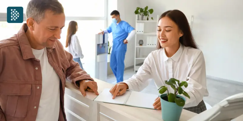 homem preenchendo ficha na recepção de clínica após clicar em anúncio de tráfego pago no instagram