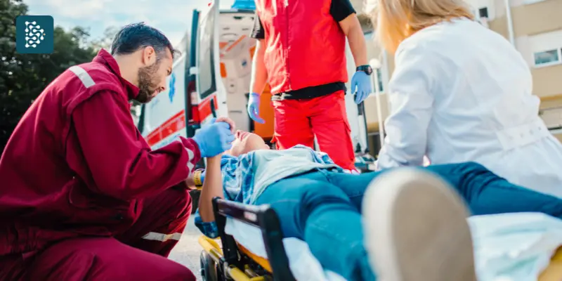 Hospital lotado com socorristas do Samu na recepção e enfermeiros correndo com maca e paciente, evidenciando os desafios da gestão de hospitais com o sistema Datasigh.