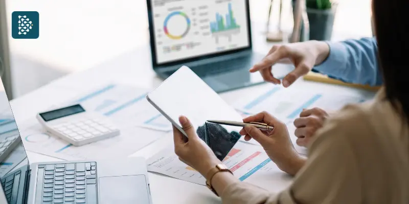 Mulher usa inteligência artificial para analisar estatísticas de um relatório.