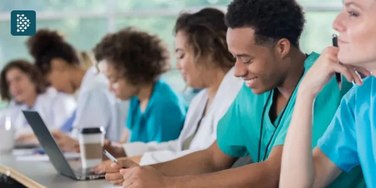 funcionários de hospital em aula sobre IA e saúde mental no trabalho