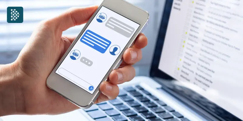 mão segura um celular que mostra Chatbots de Atendimento criado por uma IA generativa para médicos