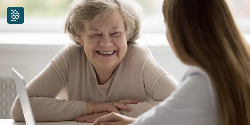 paciente idosa em atendimento hospitalar conversando com médica geriatra