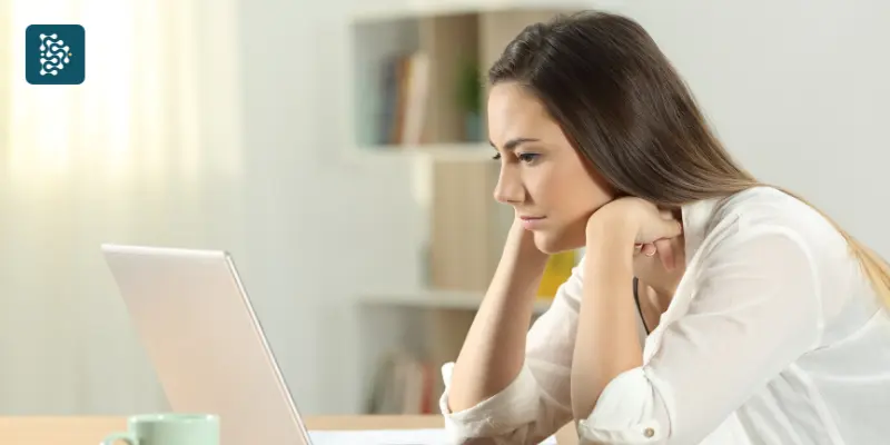 mulher estudando conteúdo educativo criado por IA generativa para médicos