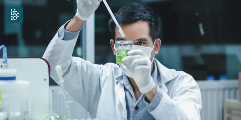 cientista em laboratório desenvolvendo medicamentos com o auxílio de pesquisas feitas em IA generativa para médicos