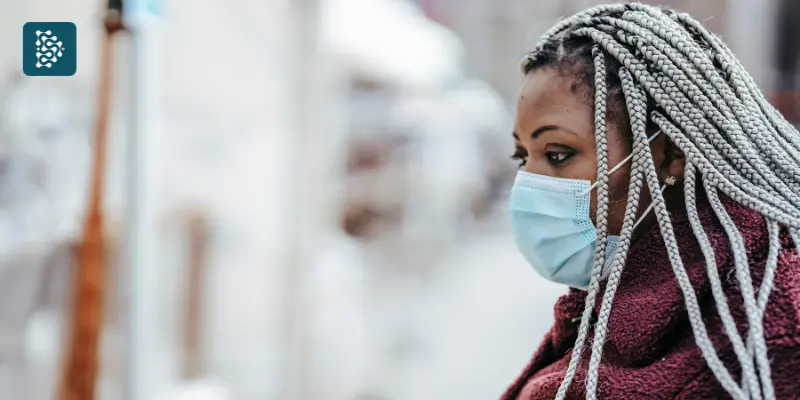 mulher usando máscara