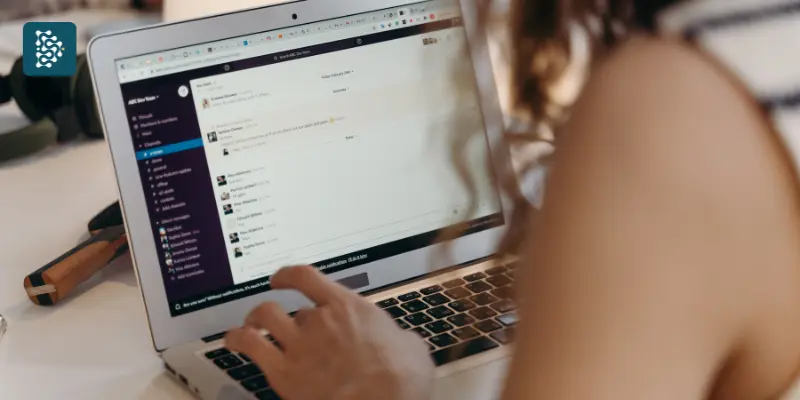 pessoa usando chatgpt e deepseek ia no computador