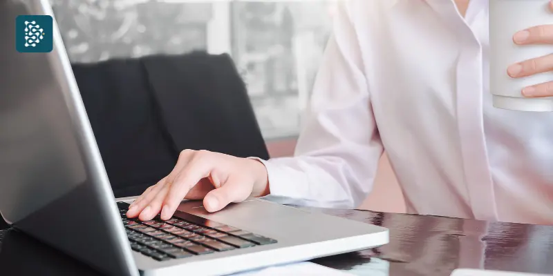 pessoa usando chatgpt e deepseek ia no computador