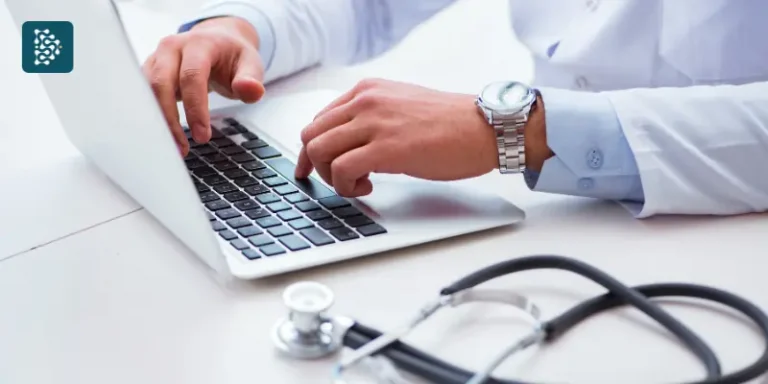 Médico fazendo a declaração do Imposto de Renda em 2025 usando um computador