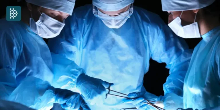 médicos fazendo uma operação com uso de inteligência artificial