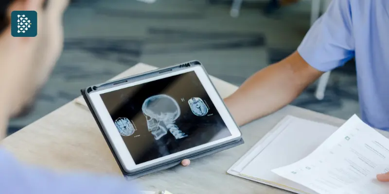 tablet exibe imagem de uma lesão craniana usando inteligência artificial