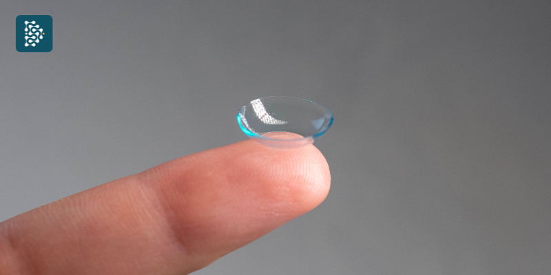 lente de contato na ponta de um dedo