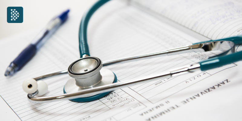 estetoscópio sobre planilha de estratégias digitais para médicos