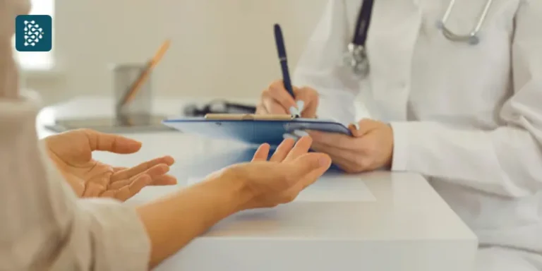 médico anotando de forma manual informações de uma paciente em prontuário de papel