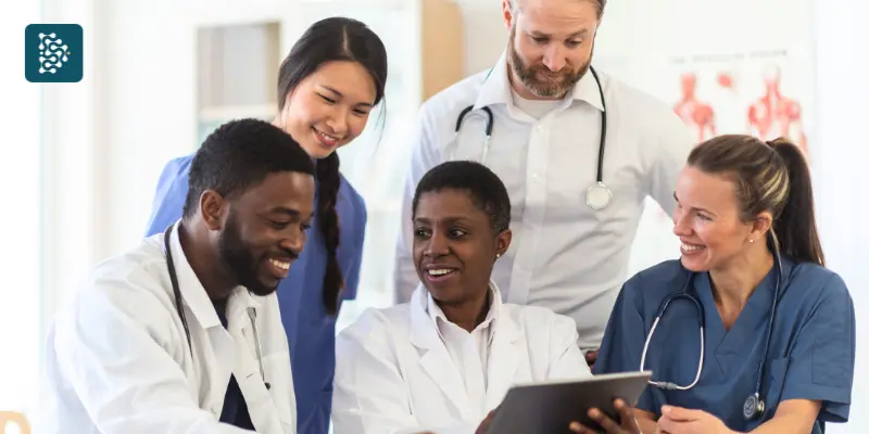 Médico empreendedor liderando equipe médica em ambiente hospitalar.